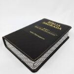 Bíblia Sagrada NVI - Letra Hipergigante | Luxo Preta - Imagem 4