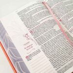 BIBLIA EST DA MULHER QUE ORA NVT S/IND ROXA - Imagem 4