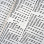 Bíblia NVI Slim Semi Luxo  Preta - Imagem 3