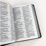 Bíblia Sagrada NVI - Letra Hipergigante | Luxo Preta - Imagem 3