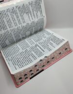 Biblia Letra Supergigante Rosa Luxo Naa com indice - Imagem 4