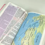 Bíblia de Estudo da Mulher Sábia Textos Coloridos Com Harpa Magnolia Branca - Imagem 4
