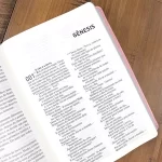 Bíblia A Mensagem Letra Gigante Capa Luxo Rosa Floral - Imagem 4