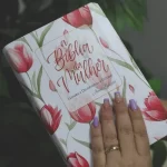 A Bíblia da Mulher Portátil NAA Capa Tulipa Vermelha - Imagem 3