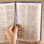 Bíblia Slim Filament | NVT | Letra Grande | Capa Couro Sintético Lilás - Imagem 3