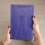Bíblia Slim Filament | NVT | Letra Grande | Capa Couro Sintético Lilás - Imagem 2