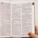 Bíblia Sagrada ARA Letra Grande Capa Cristal Dourado Fosco - Imagem 6