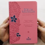 Bíblia Sagrada Harpa Celestial 774 ERC Letra Extra Gigante Capa Rosa Flor Azul - Imagem 2