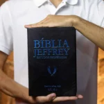 Bíblia Jeffrey de Estudos Proféticos King James Letra Normal Capa Luxo Preta e Azul - Imagem 3