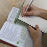 Bíblia de Estudo Aplicação Pessoal Grande Luxo Vinho NVT - Imagem 4
