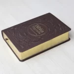 Bíblia Sagrada Letra Supergigante NAA Capa Luxo Vinho Folha - Imagem 3