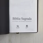 Bíblia Sagrada Letra Supergigante NAA Capa Luxo Vinho Folha - Imagem 2