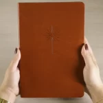 Bíblia Slim Filament NVT Letra Grande Capa Couro Sintético Marrom - Imagem 2