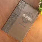 Bíblia Sagrada Letra Jumbo ARC Harpa Avivada e Corinhos Capa PU Luxo Arabesco Marrom - Imagem 2
