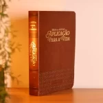 Bíblia de Estudo Aplicação Para Vida ARC Full Color Capa PU Luxo Marrom - Imagem 4