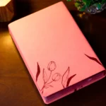 A Bíblia da Mulher Letra Grande NAA Capa Luxo Sem Índice Aston Rosa Caixa Janela - Imagem 2