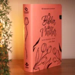 A Bíblia da Mulher Letra Grande NAA Capa Luxo Sem Índice Aston Rosa Caixa Janela - Imagem 12