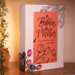 A Bíblia da Mulher Letra Grande NAA Capa Luxo Sem Índice Aston Rosa Caixa Janela - Imagem 11