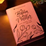 A Bíblia da Mulher Letra Grande NAA Capa Luxo Sem Índice Aston Rosa Caixa Janela - Imagem 10