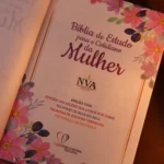 Bíblia de Estudo Para o Cotidiano da Mulher NVA Full Collor Capa Dura Lilás - Imagem 2