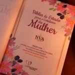 Bíblia de Estudo Para o Cotidiano da Mulher NVA | Full Collor | Capa Dura Branca - Imagem 7