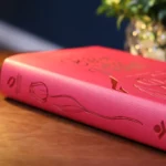 A Bíblia da Mulher Letra Grande NAA Capa Luxo Aston Pink Caixa Janela - Imagem 9