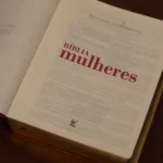 Bíblia Mulheres Viviane Martinello NVT Videira Vinho - Imagem 5